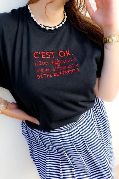 C'EST OK. D'être différent.e brodé