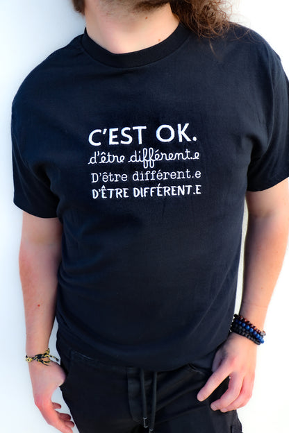 C'EST OK. D'être différent.e brodé