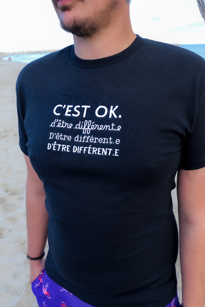 C'EST OK. D'être différent.e brodé